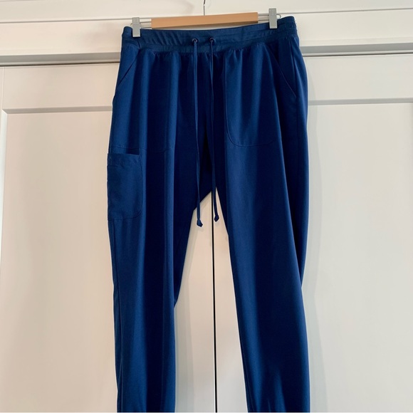 2 pairs of scrub pants - Picture 4 of 6